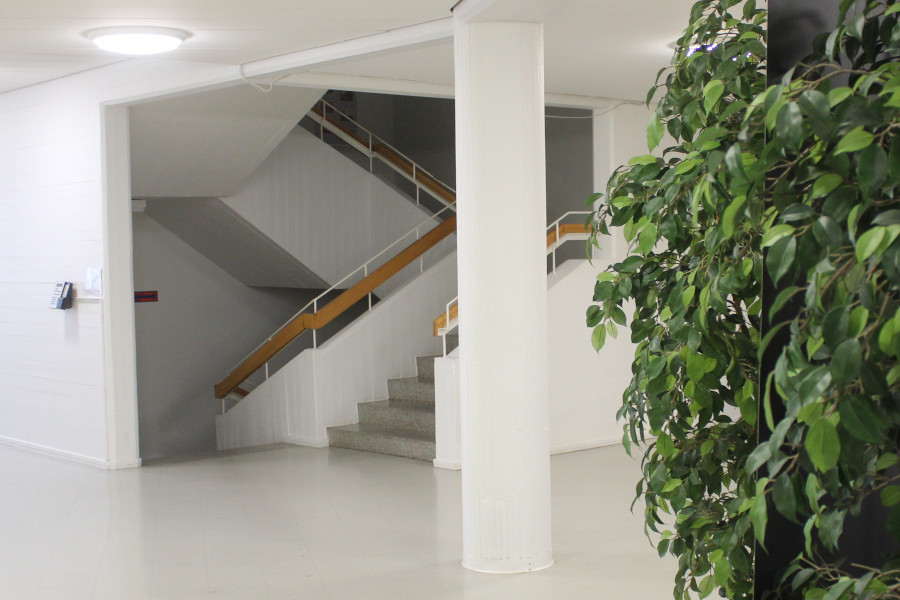 Vaalea ja seesteinen portaikko Typpiparkissa