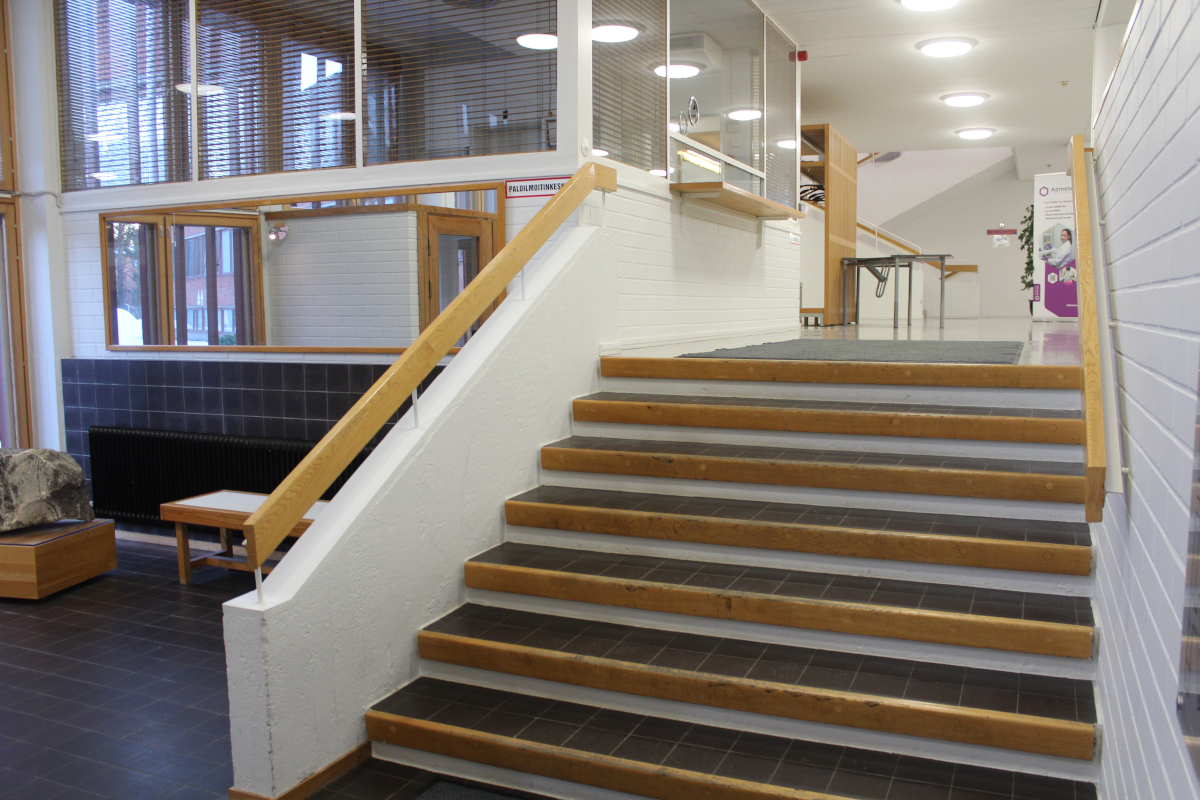 Portaat aulaan Portaat, jotka johtavat Typpiparkin avaraan aulaan