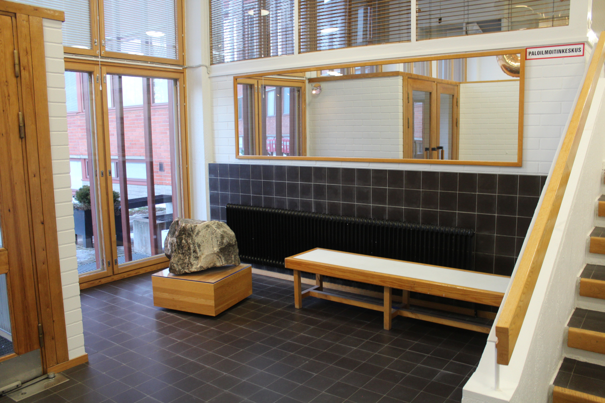 Eteisaula Typpiparkin moderni ja valoisa eteisaula