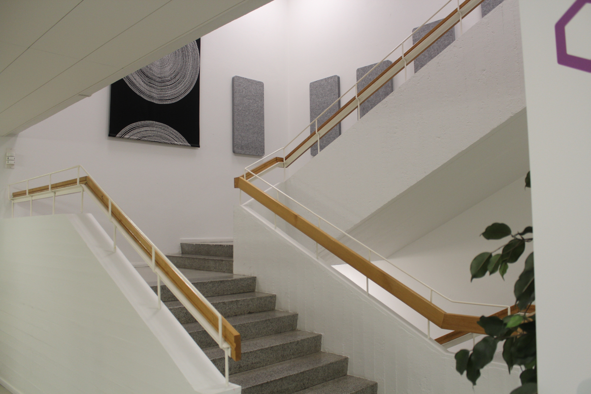 Portaikko Typpiparkin valoisa portaikko, joka johtaa toiseen kerrokseen