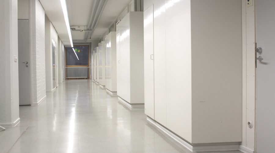 Käytävä, jonka varrella sijaitsevat toimistotilat