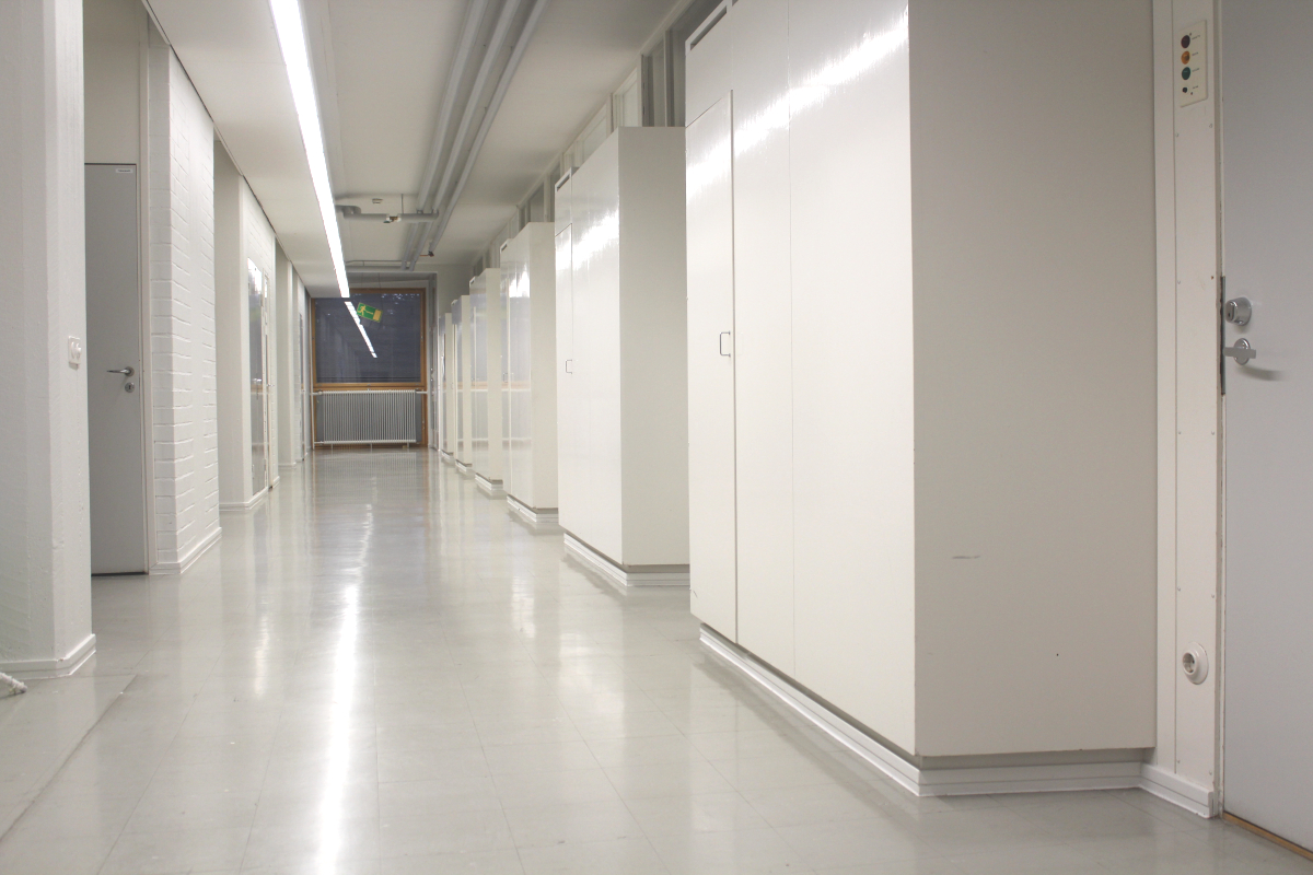 Käytävä Käytävä, jonka varrella sijaitsevat toimistotilat