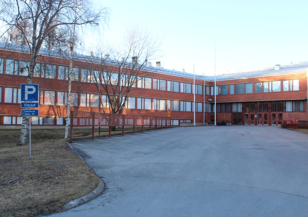 Vierasparkkipaikka Typpiparkin rakennuksen pääsisäänkäynnin edessä