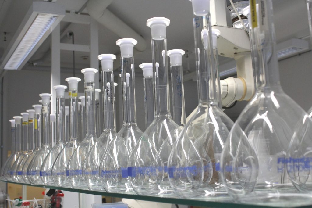 Rivissä olevia mittapulloja hyllyllä Typpiparkissa sijaitsevassa laboratoriossa