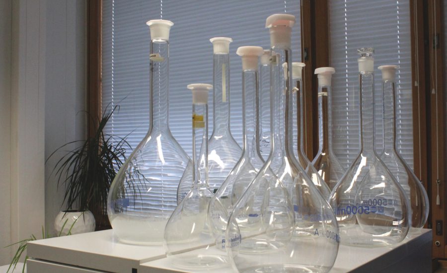 Mittapullot laboratoriopöydällä Mittapulloja pöydällä Typpiparkin laboratoriossa